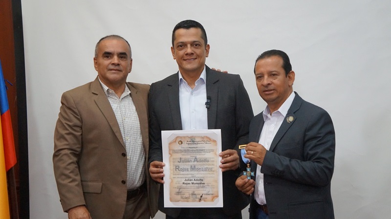 Homenaje a Alcaldes BURGOMAESTRES DE GUADALAJARA DE BUGA Y CARTAGO RECIBIERON CRUZ DE CABALLERO