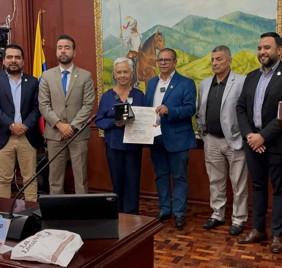 Reconocimiento a trayectoria CONDECORAN FUNCIONARIA POR 51 AOS DE SERVICIO PBLICO EN LA GOBERNACIN